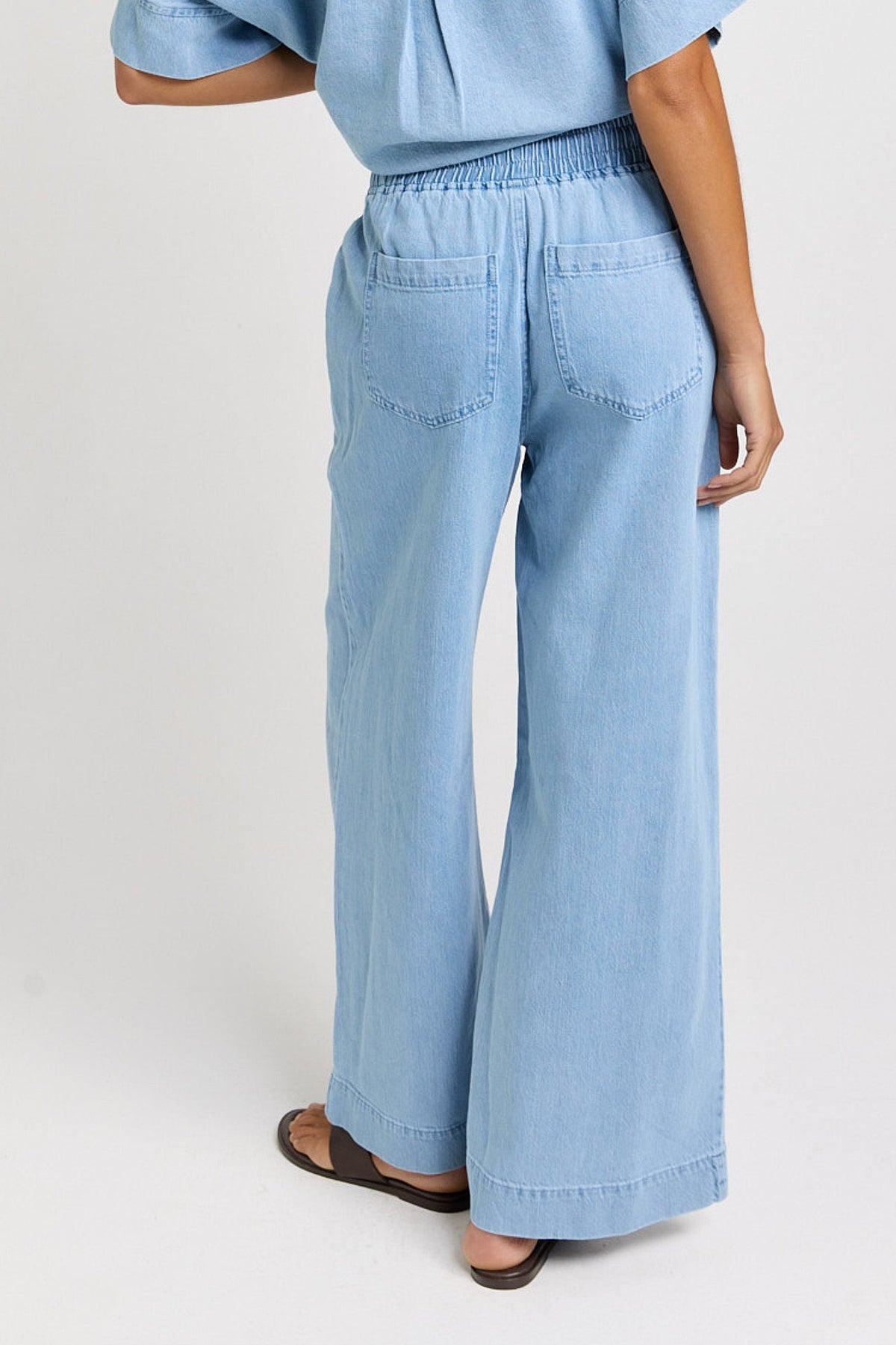 Saffra Relax Leg Jeans Medium Wash